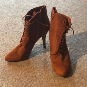  - Mormorskängor i mocka & skinn imitation  Coffee färgade 