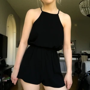  - Jumpsuit köpt i London. Aldrig använd. Möts upp i Stockholm annars tillkommer frakt!