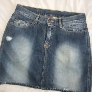  - Jeanskjol, strl M, köparen står för frakten!