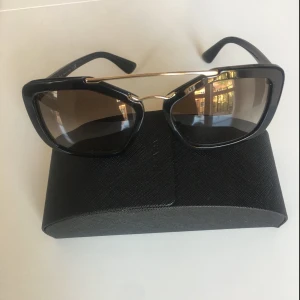  - Sparsamt använda solglasögon ifrån Prada. De är helt äkta, fodral medföljer 