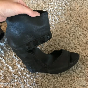  - Höga svarta skor , storlek 39 