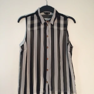  - Genomskinlig topp från Topshop. Mycket gott skick!