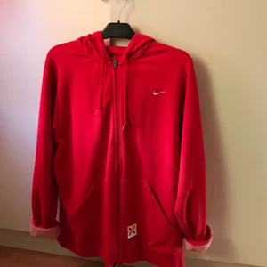  - Nike hoodie,  Säljes pga av att den används alldeles för lite. Frakt ingår i priset.