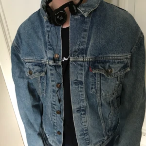  - Vintage 80-tals jeansjacka från Levis. 70503. Trevligt slitet skick. Hämtas i Uppsala eller kan skickas mot fraktkostnad