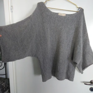  - Grå mjuk tröja med vida ärmöppningar i japansk stil. Köpt i Polen. Skick: Använd ett fåtal gånger. Gratis frakt!