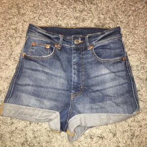  - Högmidjade shorts från Monki