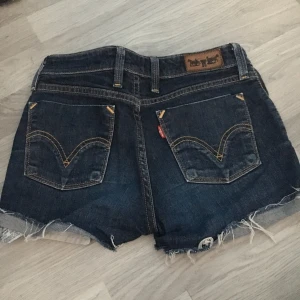  - Ett par äkta Levis-shorts jag köpt i Frankrike. Otroligt fint skick då de knappt är använda.