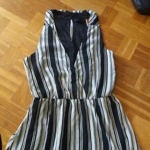  - Klänning i chiffong från HM. Stl 36. Frakt: 36kr.