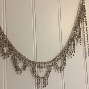  - Metall bälte med klingande ljud.