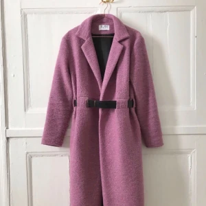  - Rosa lång kappa. Från R/H Studio med svart läderbälte i midjan. 