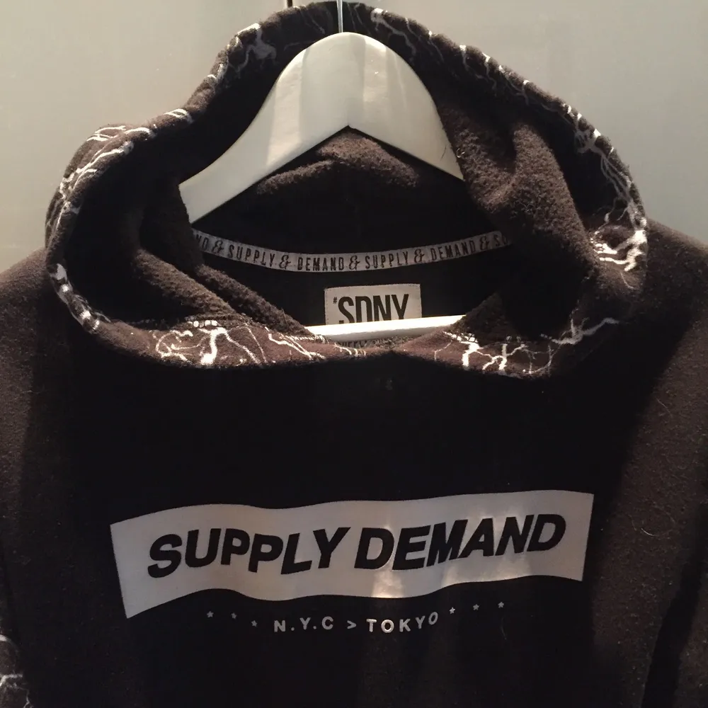 Supply demand tröja från new york knappt använd,:) . Hoodies.