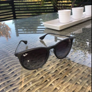  - Svarta rayban modellen ORB4171 köpt förra året Bra skick 