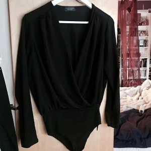  - Fin body-topp med draperat tyg som är köpt på Zara i New York. Använd ytterst lite. 🌸 Postar helst men kan mötas upp i Haninge! 💕  