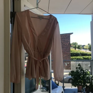  - Puderrosa blus från NLY trend, stl 40.  Aldrig använd & är i bra skick!  Köpare står för frakten! ☺️