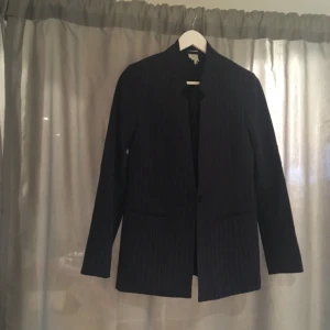  - Kavaj i mörkblått med stripes 