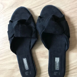  - Aldrig använda tofflor från London! Super snygga och bekväma, mindre i storleken skulle nog säga lite mer åt 35! Som ni ser på bilden är de lite dammiga men inget fel på skorna! 