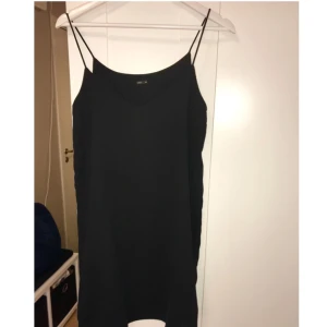  - Svart klänning från Only, aldrig använd. Super fin till festtillfällen eller till vardags med en vit t-shirt under! 
