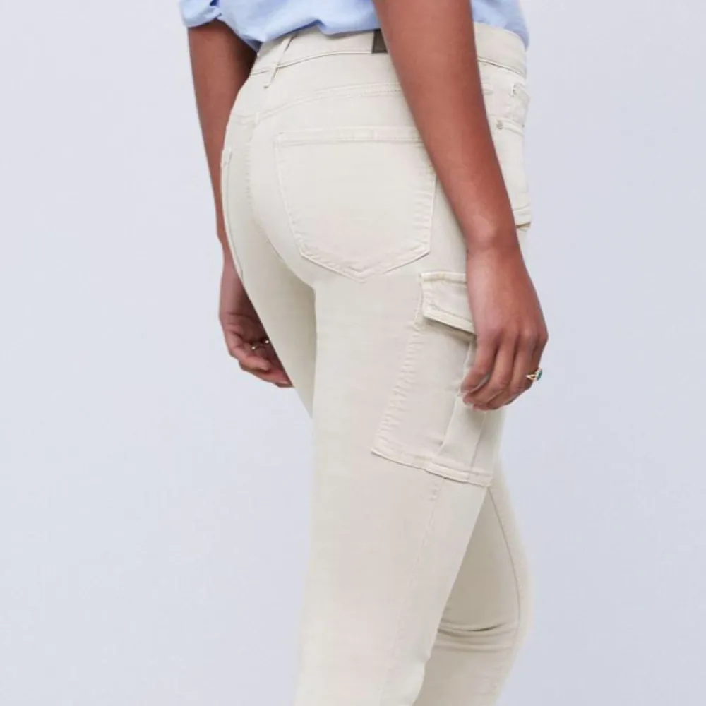 Ett par byxor från Gina trickot som är sååå populära och blir slut sålda direkt! Färg: Beige storlek S använd 1gång någon timme. Så de är som heeeelt nya och man får jätte bra kropps form l de! . Jeans & Byxor.