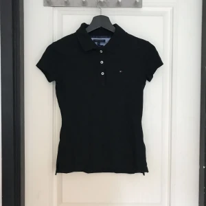  - En fin piké från Tommy Hilfiger. Endast använd 1-2 gånger. Kan mötas upp i Mariestad. Annars bjuder jag på frakten.