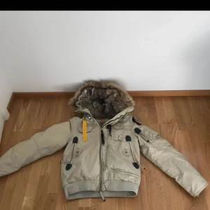  - Parajumper gobi, köptes på Plick men passar tyvär inte personen som skulle få den.   Äkta päls i både luva och krage, varm och skön. Är en tjejmodell, i strl M. 1100 inkl frakt eller så möts jag upp inom Skåne. 