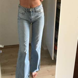 Riktigt coola flare jeans från Zara. Storlek 34. Använt 1 gång. Kan mötas upp i Stockholm samt skicka via post, men då tillkommer frakt! 💌