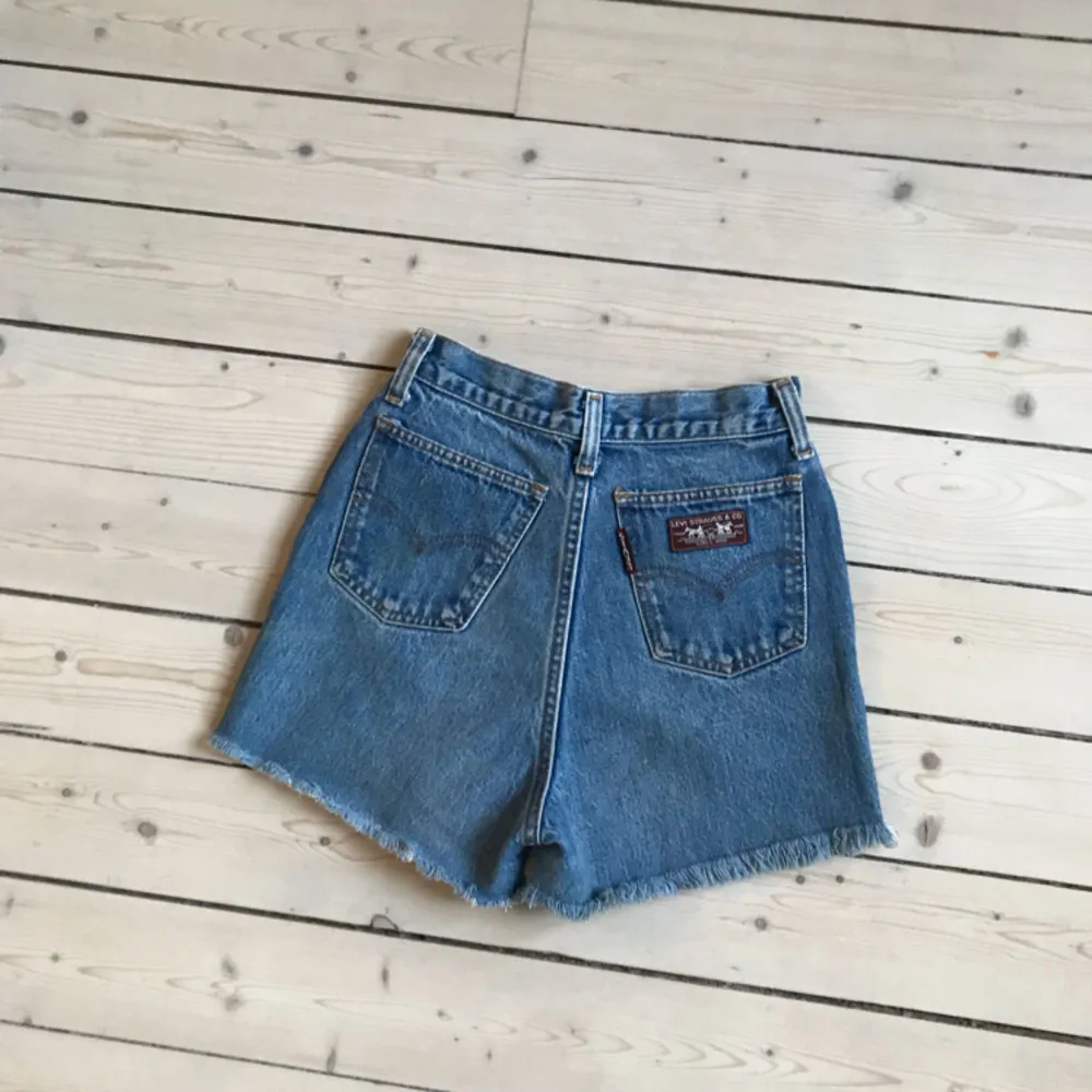 Vintage jeansshorts från Levi’s, stl XS/34. Höga i midjan. Superfina!  . Shorts.