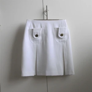  - ✨ Fin-fin kjol från 70-talet! Fickor fram, blixtlås bak. Materialet är bomull + 33% rayon. Midjemått ca 60 cm, längd ca 43 cm, storlek 36. Frakt= 59kr ✨