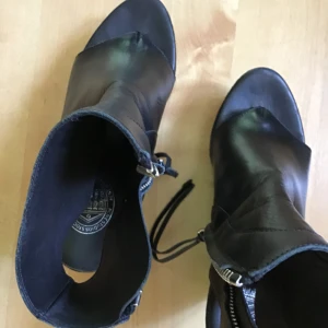  - Äkta acne skinn kilklack tåskor .