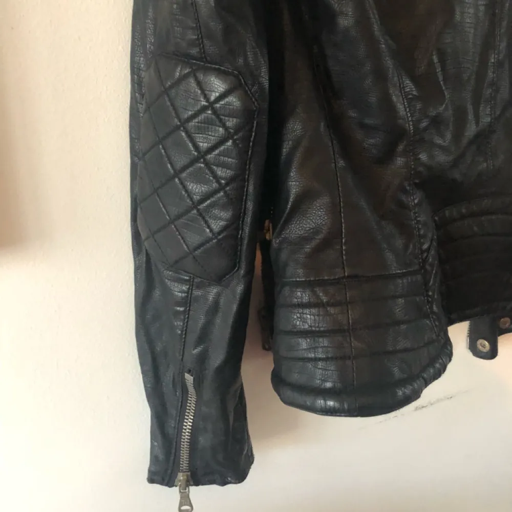 Biker inspirerad faux leather jacka från zara.  Knappt använd Köparen betalar ev frakt.  . Jackor.