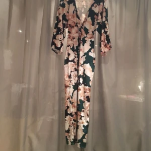  - Nelly trend. Sammets klänning i härligt mönster och fina färger. Vida ärmar och slits i fram. Jättefin och oanvänd. Hör av er för fler bilder eller om ni undrar något 🌝