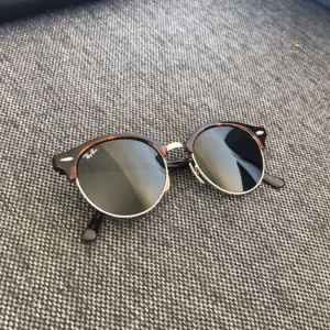  - Ray-Ban Clubround i utmärkt skick. Knappt använda och är helt äkta.  Pris kan absolut diskuteras