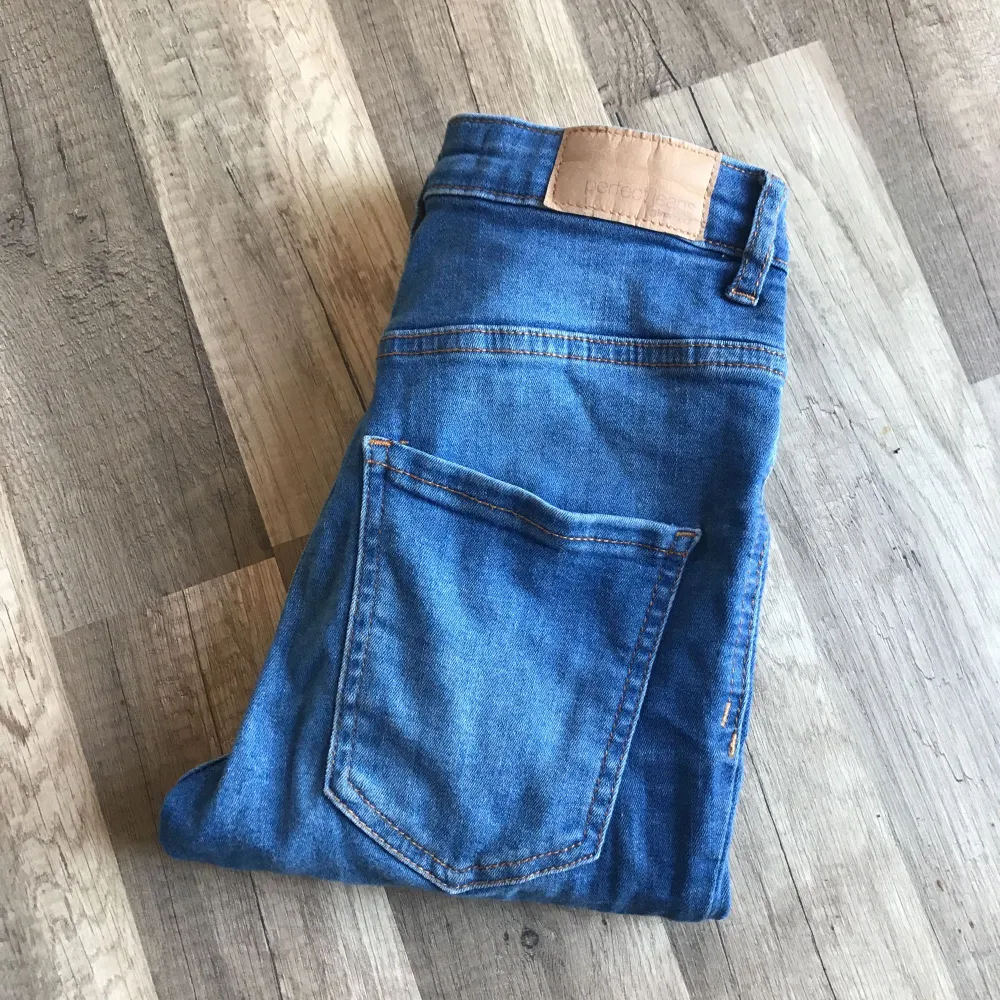 Ett par ljus blåa jeans från Gina :) nyskick . Jeans & Byxor.