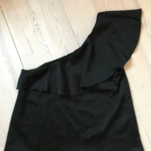  - Ubrukt topp fra Bik Bok. Dødsfin på!