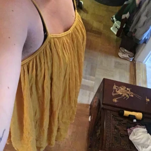  - Härlig sommarklänning med vid passform. Frakt ingår i priset.