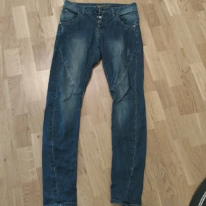  - Jeans i storlek 170, sparsamt använda. 50 kronor plus frakt, jag tar Swish