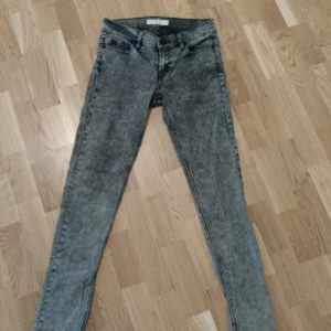  - Grå melerade jeans från Cubus. Dom är sparsamt använda. Jag tar Swish, 50 kronor plus frakt.
