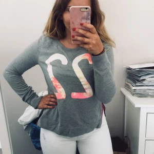  - En väldigt härlig crewneck tröja från Hollister😻 det är två dragkedjor på sidorna av tröjan som syns tydligare på bild 3💕 köptes förra sommaren och har använts några enstaka gånger så den är i väldigt bra skick🤗 frakt 50kr 