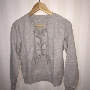  - grå sweatshirt som är superskönt, inte min stil så bara använd en gång🌸