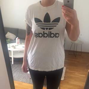 T-shirt från Adidas. Självklart original. OBS! Det är herrstorlek så blir oversize på tjej. 😊