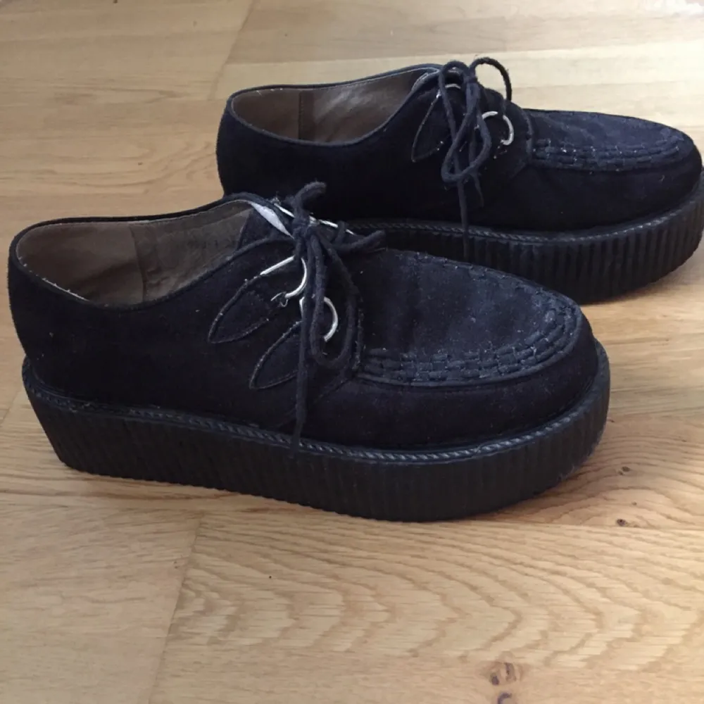 Creepers från Rose G, använda men inte särskilt slitna. små 39or så lär funka 38 också. 🌻. Skor.