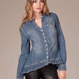 Hunkydory jeansskjorta Använd men fint skick inga defekter Köpt på nelly Köparen står för frakt