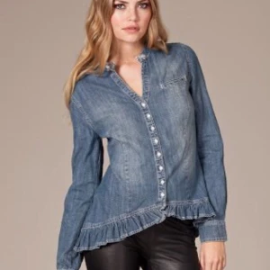  - Hunkydory jeansskjorta Använd men fint skick inga defekter Köpt på nelly Köparen står för frakt