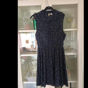  - fin klänning. mörkblå med stjärnor. 