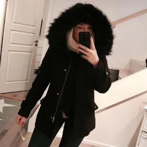  - Jättefin kappa med päls från HM med gulddetaljer.