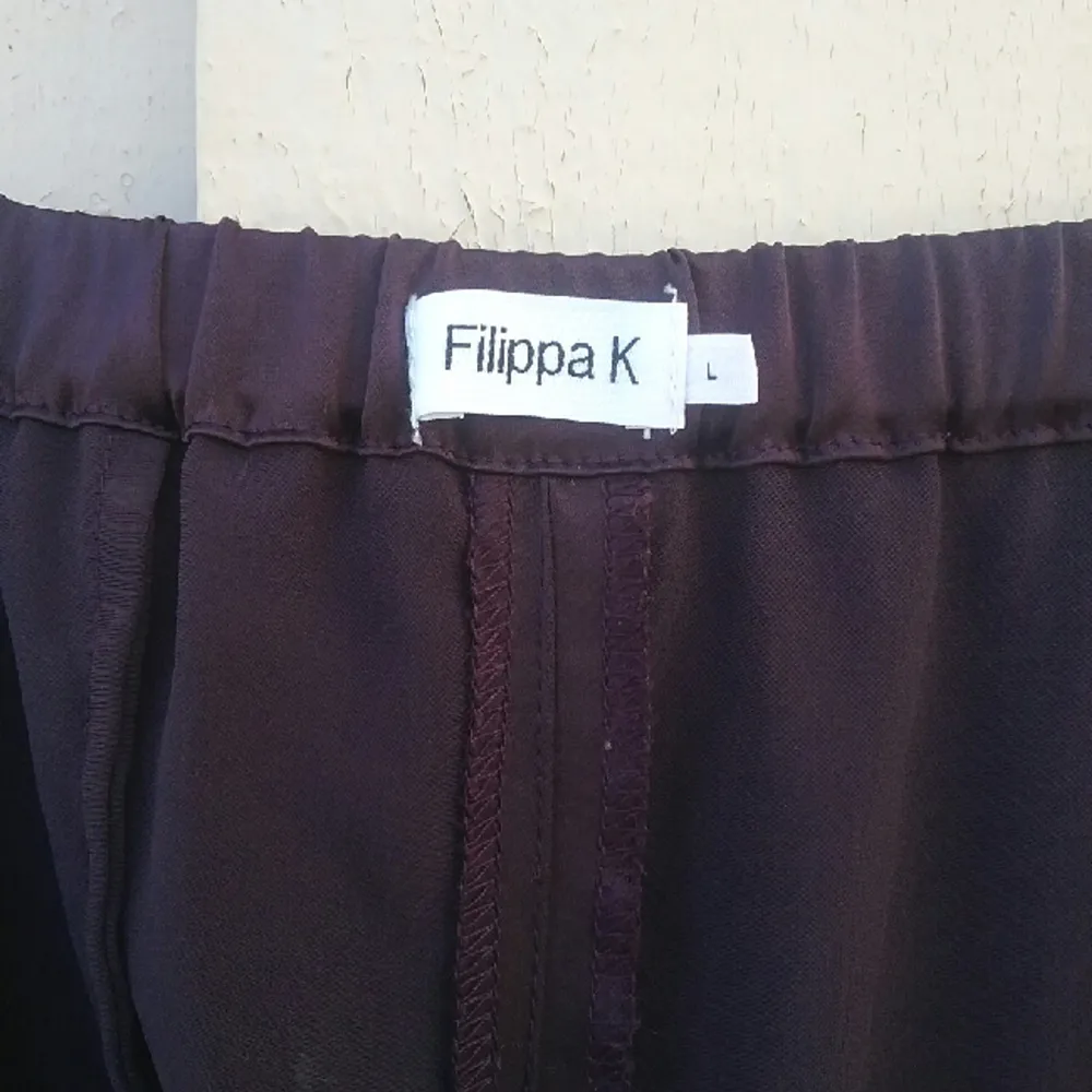 Luftig silkig byxa från Filippa K. Kan sitta fint även på S, med lite intagning runt midjan.. Jeans & Byxor.