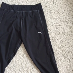  - Svarta, puma träningsbyxor. Plus frakt. Betalning via swish.