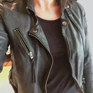  - Rock n blue skinnjacka  Använd 2 gånger som ny!! Storlek 38 men passar även 36 Kortare modell typ midjelång Köpt för ca 2000kr säljes pga garderobsrensning Köparen står för frakt