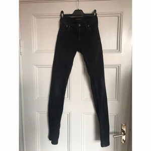  - Säljer mina fina gråsvarta nudiejeans då de är för små för mig. Köparen står för frakten och betalning sker via swish.