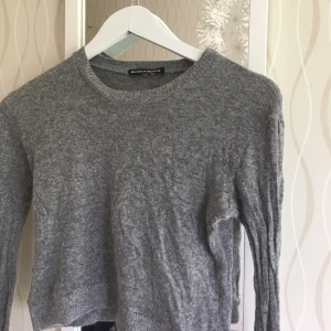  - Snygg crop top från brandy Melville💗Den är varm och skön så till ett par höga jeans på vintern så passar den perfekt, inte använd alls mycket💗storlek S men den är väldigt liten så passar även XS💗