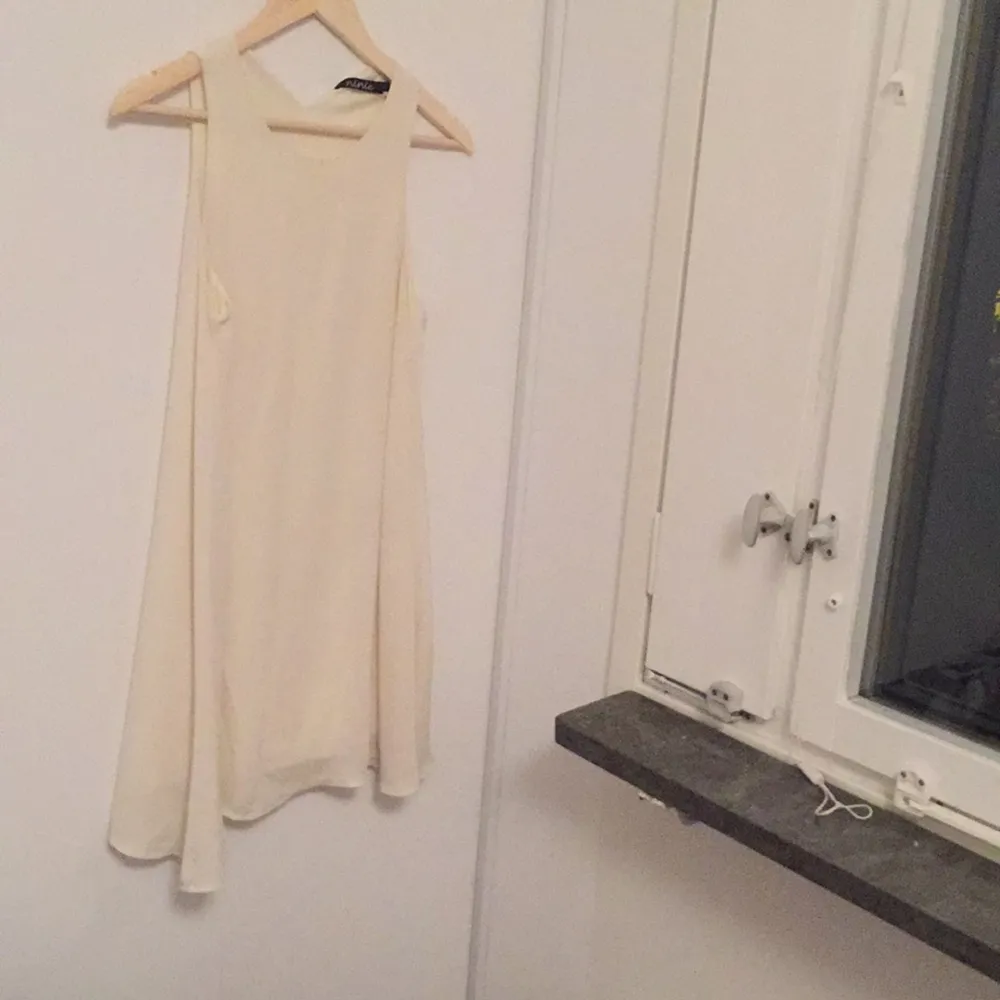 Benvit loose klänning med en liten sminkfläck på halsen (bild 2).  Kan mötas upp i Göteborg eller skickas, då frakt tillkommer. Klänningar.
